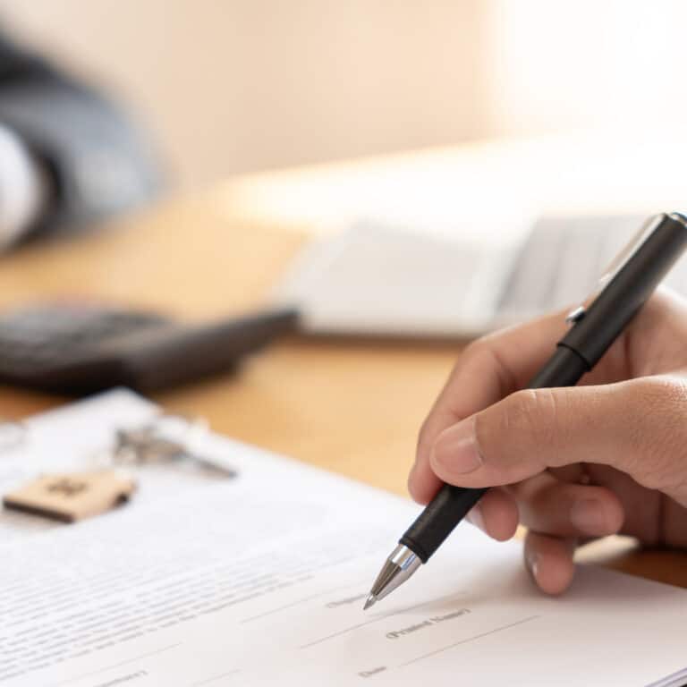 Signature d'un mandat de gestion locative pour un appartement à Paris et en Île-de-France