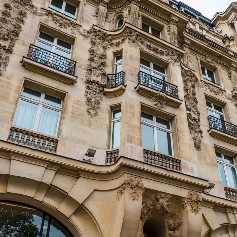 Façade d'un immeuble haussmannien représentant le service de syndic de copropriété à Paris par GID SAS
