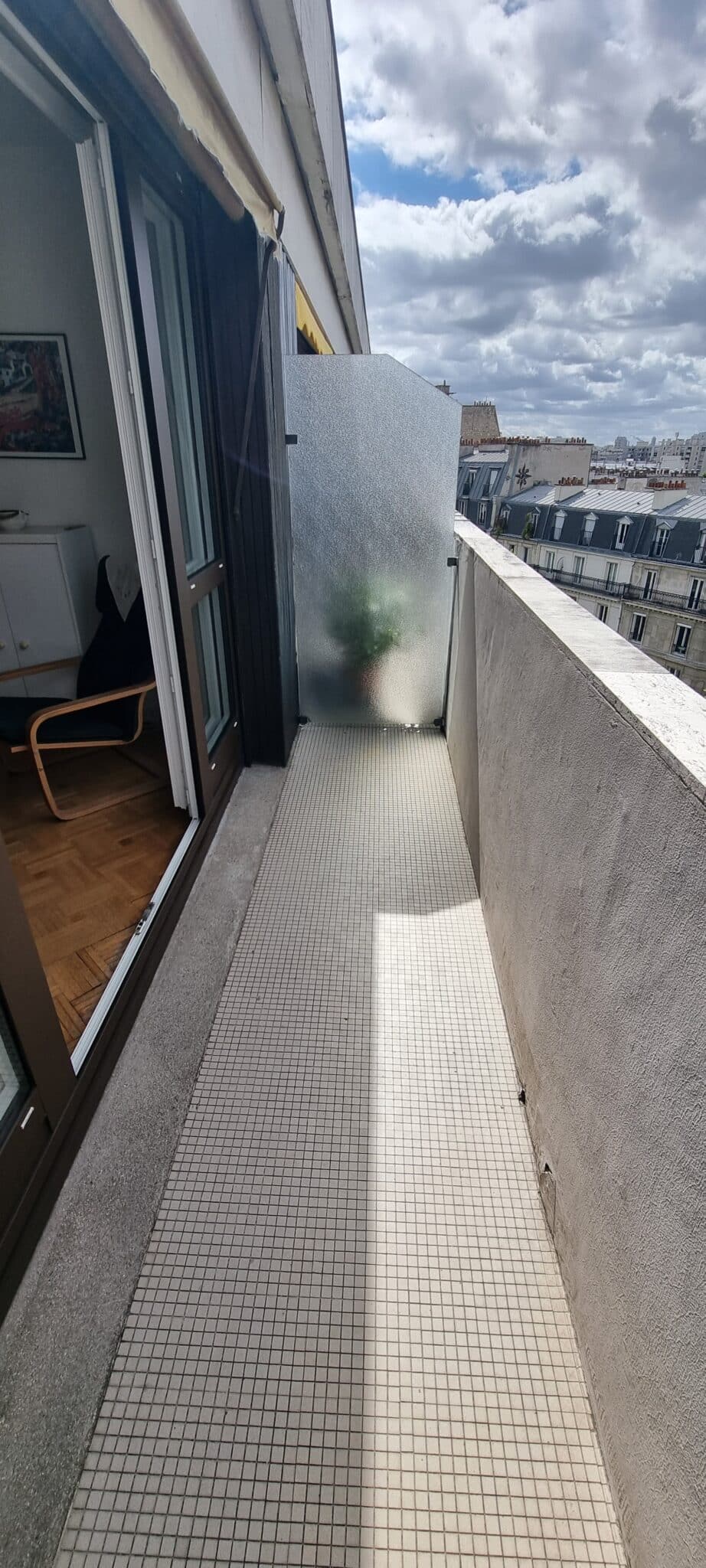 PARIS 11e – DERNIER ÉTAGE (avec ascenseur) – 2 PIÈCES TRAVERSANT AVEC VUE DÉGAGÉE – photo 3